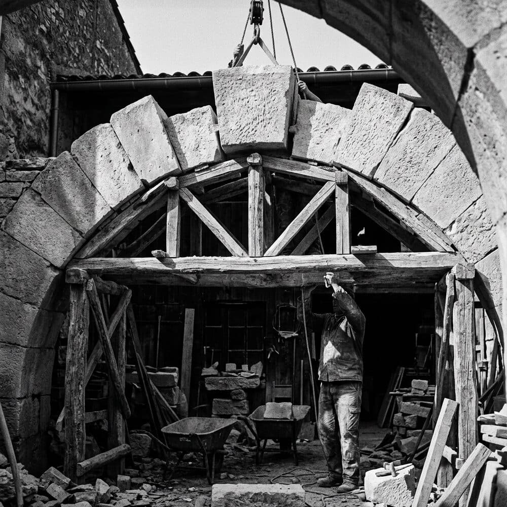 Interne Verlinkung / Steinbogen im Bau mit eingesetztem Schlussstein als Sinnbild für tragende Strukturen aus verbundenen Einzelteilen
